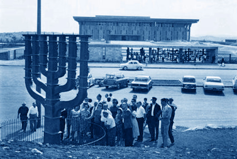 מיקום המנורה בגבעת רם - שנת 1966 - עיבוד לצילום המקור: תמר הירדני (ויקיפדיה ישראל)