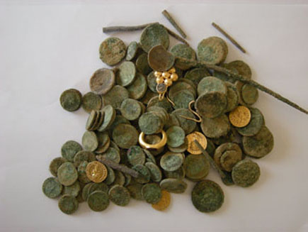 140 מטבעות זהב עתיקים שנמצאו ליד קרית גת - צילום: רשות העתיקות