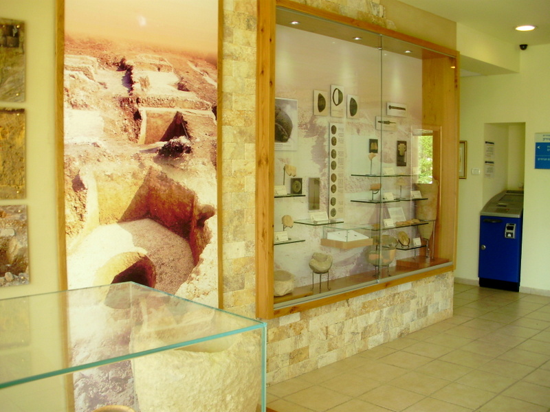התערוכה מחפירות גני טל בבניין המועצה בנחל שורק - צילום: צבי שמיר