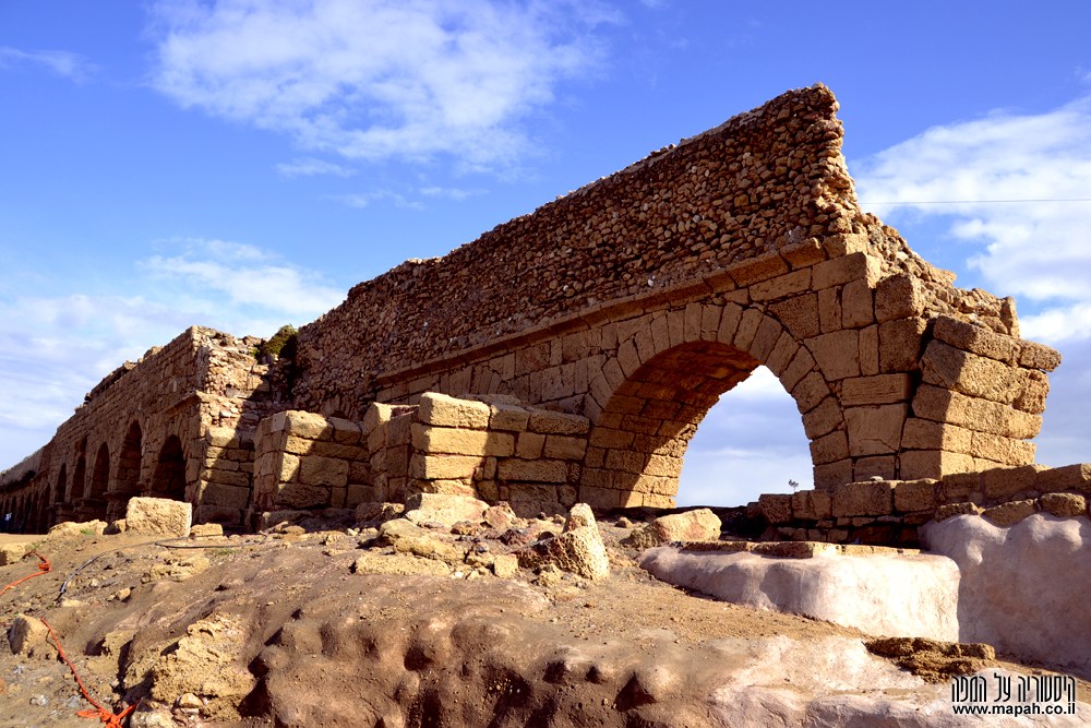Caesarea aqueduct האקוודוקט בחוף קיסריה - צילום: אפי אליאן