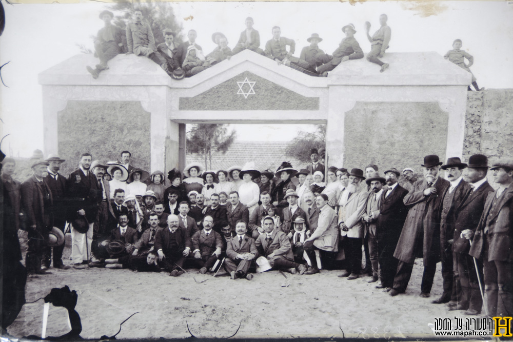 תצלום קבוצתי של אנשי פרדס מינקוב בתחילת המאה העשרים - צילום רפרודוקציה: אפי אליאן