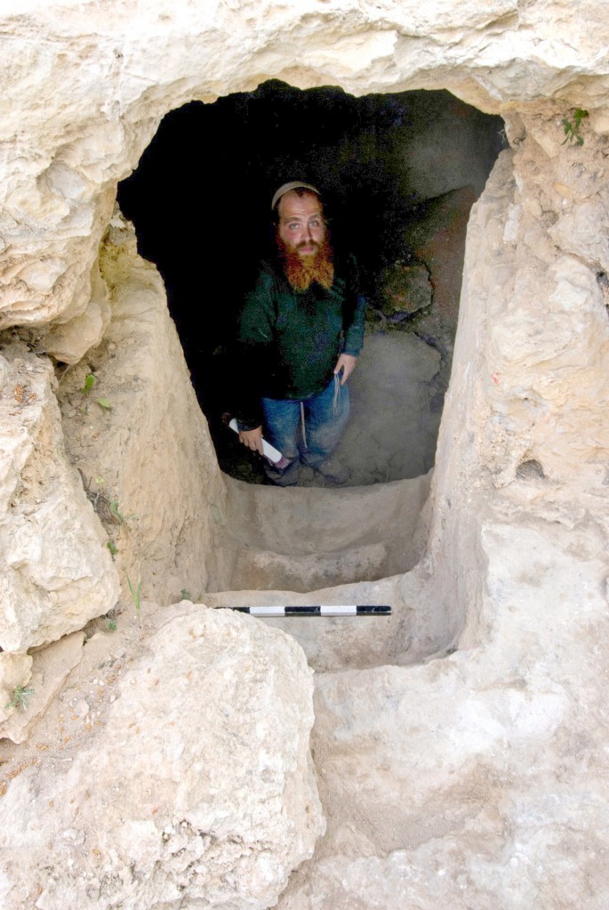 הארכיאולוג בנימין סטורצ'ן עומד במורד מדרגות המקווה - צילום: אסף פרץ, באדיבות רשות העתיקות