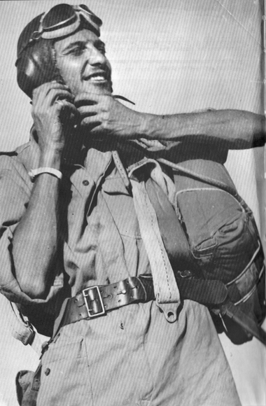 עזר ויצמן כטייס צעיר בשנת 1948 - צילום: ארכיון