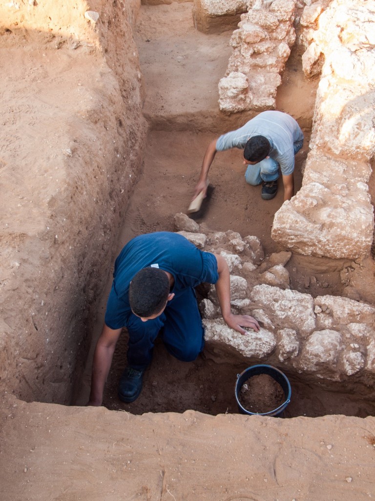 עובדים בחפירת אפולוניה. צילום: אסף פרץ, באדיבות רשות העתיקות