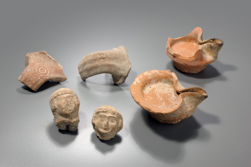 ממצאים משכבת המילוי של סוף תקופת בית ראשון: נרות, ידיות למלך וצלמיות נשים. צילום: קלרה עמית, רשות העתיקות