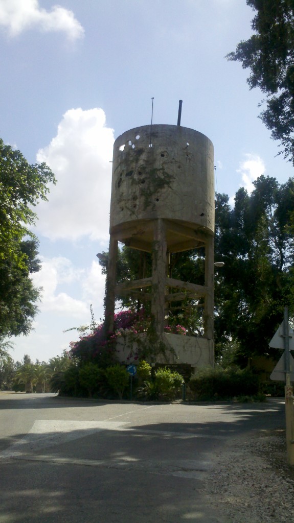 מגדל המים המנוקב בקיבוץ נגבה - צילום: אפי אליאן