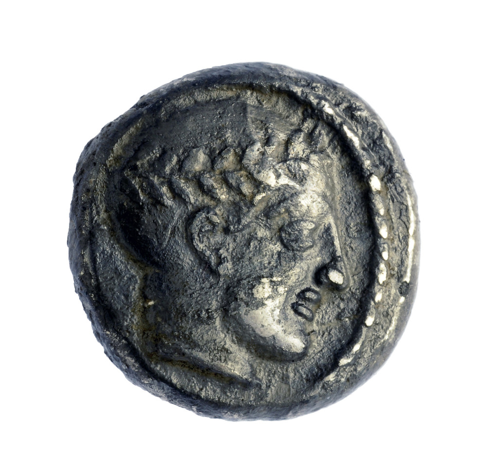 מטבע מתקופת שלטונו של המלך אנטיוכוס השלישי. צילום: קלרה עמית, באדיבות קשות העתיקות