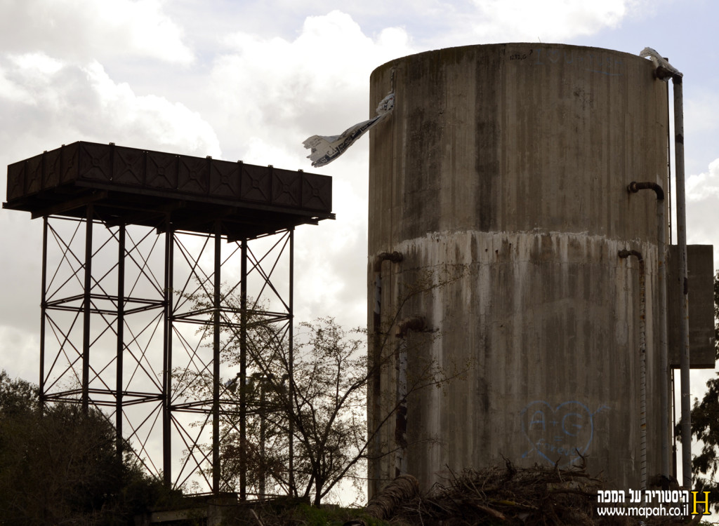 חדש מול ישן , שניים ממגדלי המים שנותרו מקיבוץ ניצנים הישן - צילום: אפי אליאן - כל הזכויות שמורות
