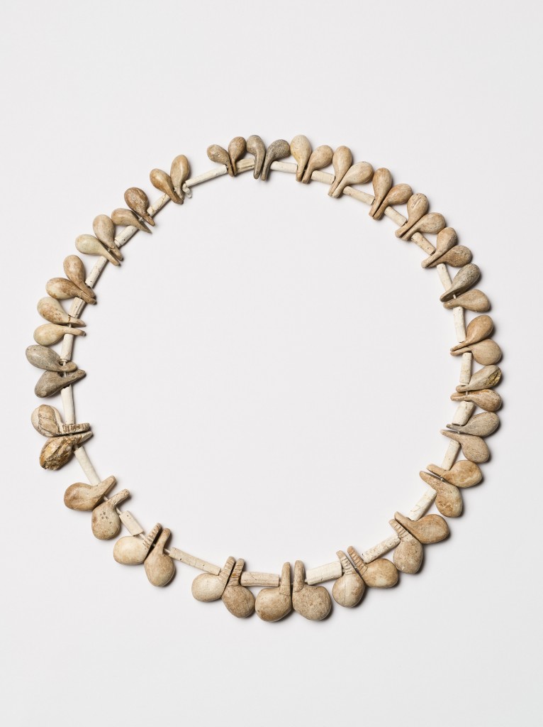 מחרוזת עצם, התק' הנטופית, מערת הנחל- צילום: מידד סוכובולסקי, באדיבות רשות העתיקות