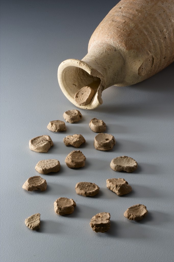 בולות נושאות כתובות עבריות, לכיש, תקופת הברזל, המאה ה-6 לפנהס- צילם מיקי קורן, באדיבות רשות העתיקות