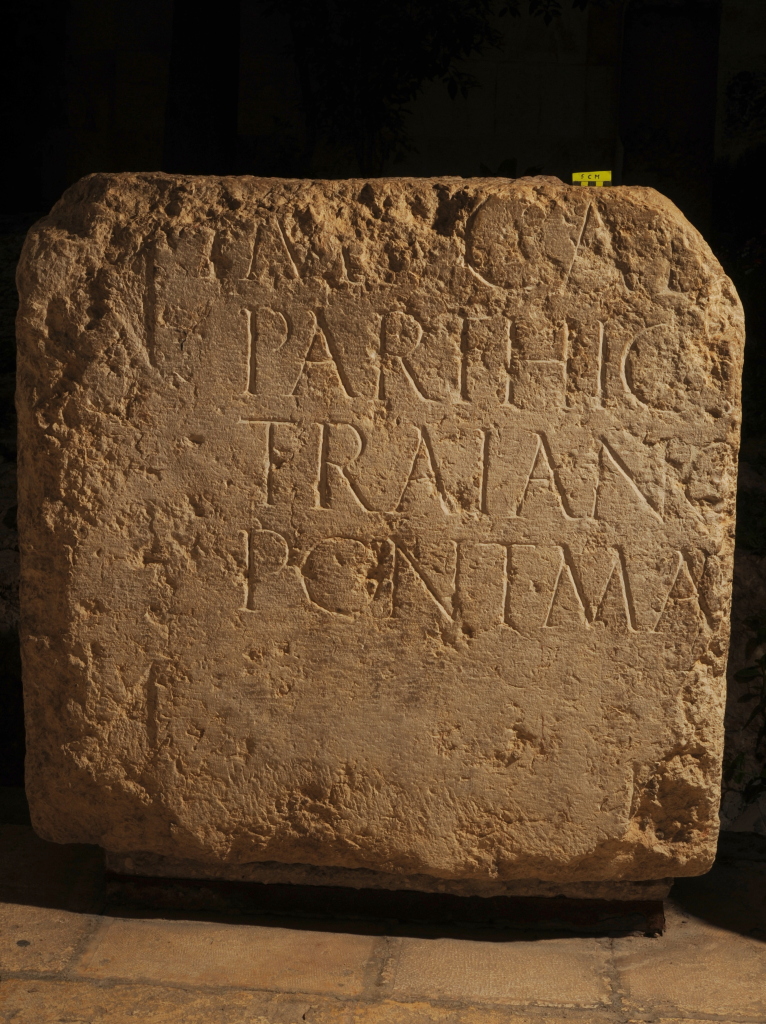 חציה השני של הכתובת שנחשף לפני 100 שנה וממוקם בחצר המוזיאון הפרנציסקני שבסמוך לשער האריות - צילום: גארולבאנדיאן