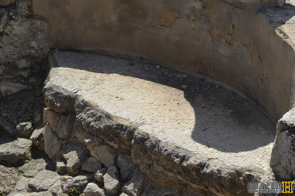 אמבטית החדר החם בבית המרחץ הרומי - צילום: אפי אליאן