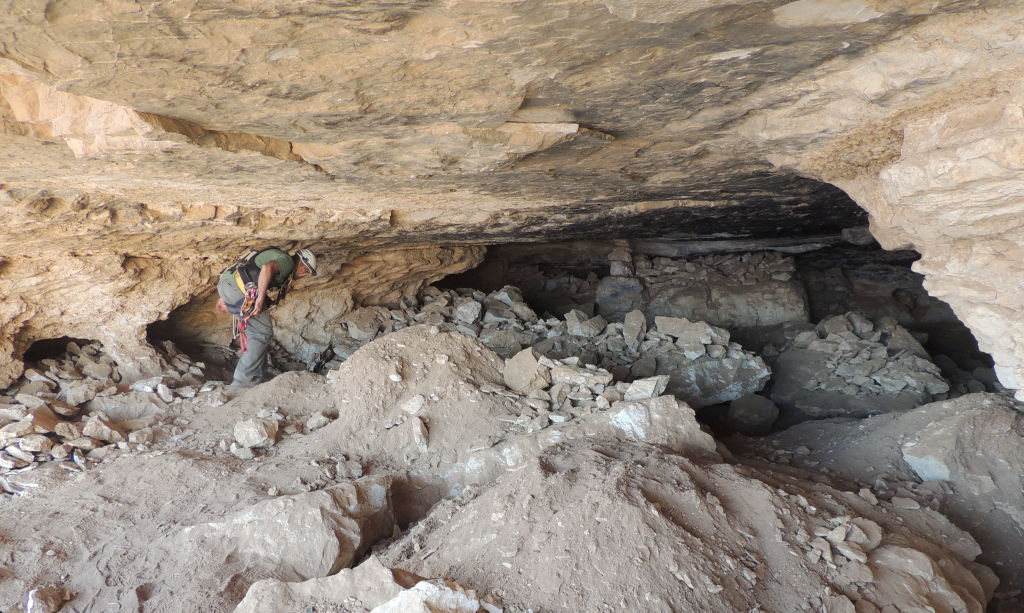 אנשי היחידה למניעת שוד ברשות העתיקות בפתח המערה - צילום: רשות העתיקות