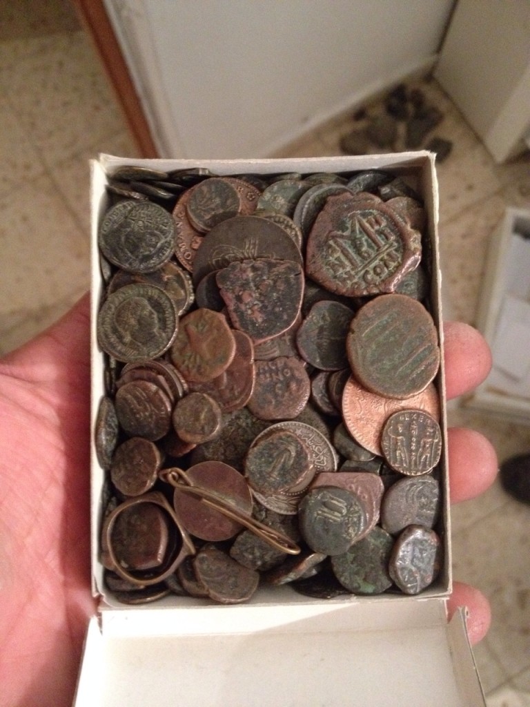 חלק מאוסף המטבעות העתיקים שנתפסו בבית שודד העתיקות בבית שמש - צילום: היחידה למניעת שוד ברשות העתיקות