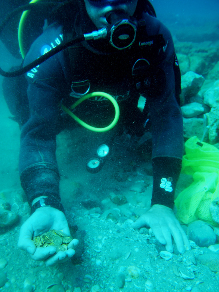 מלקטים את מטבעות הזהב מקרקעית הים בקיסריה - צילום: רשות העתיקות