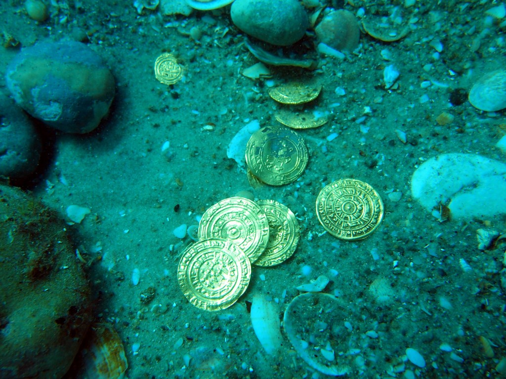 הרגעים הראשונים בו נחשפו המטבעות על קרקעית הים - צילום: רשות העתיקות