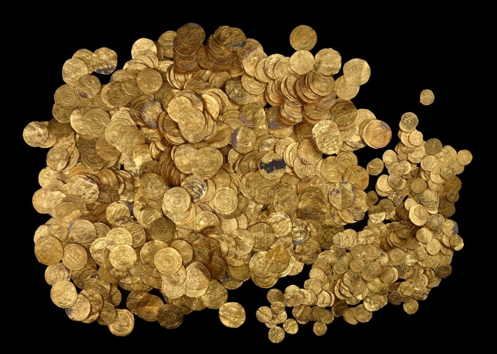 חלק ממטבעות הזהב שהובאו למעבדת רשות העתיקות - צילום: קלרה עמית