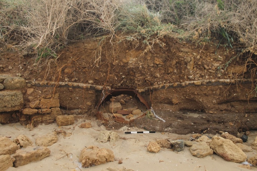 שרידי הקנקן הענק כפי שנראה לראשונה לפני שנחפר - צילום: יצחק מרמלשטיין