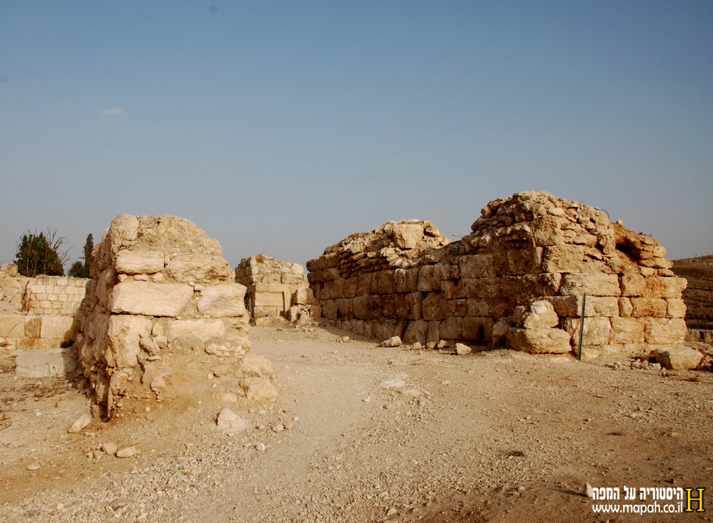 שרידי החומה הצלבנית המובילים לכנסיה והמצודה - צילום: אפי אליאן