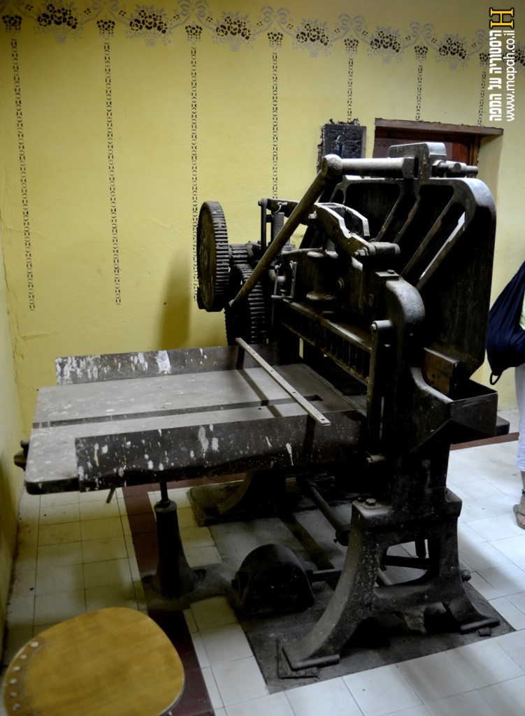 מכונת חיתוך נייר בבית הדפוס בפתח תקווה - צילום: אפי אליאן