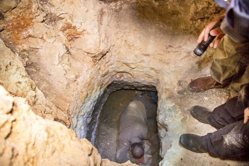 החשוד בעת תפיסתו במנהרה העתיקה - צילום: יהודה מגל