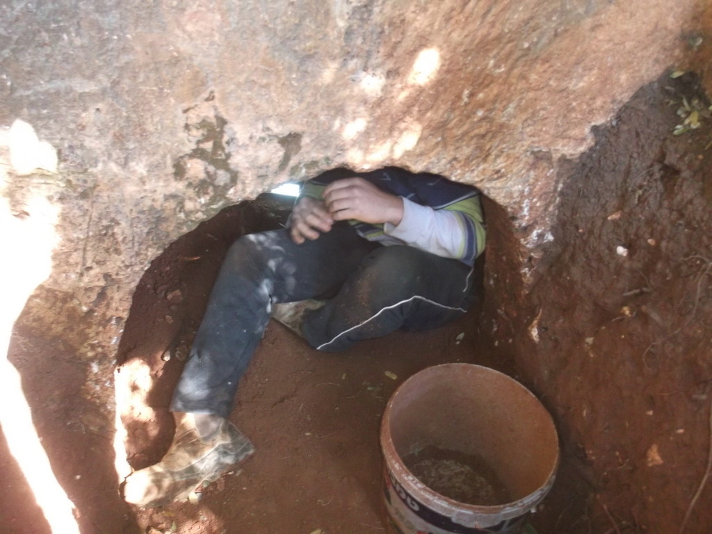 אחד מהחשודים שנתפסו בנסיון לבזוז מערת קבורה - צילום: היחידה למניעת שוד ברשות העתיקות