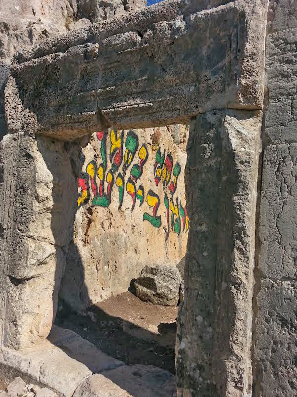 ההשחתה בבית הכנסת העתיק במירון - צילום: אורי ברגר