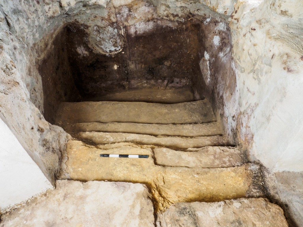מקווה הטהרה החצוב בסלע - תחת בית המגורים בעין כרם - צילום: אסף פרץ
