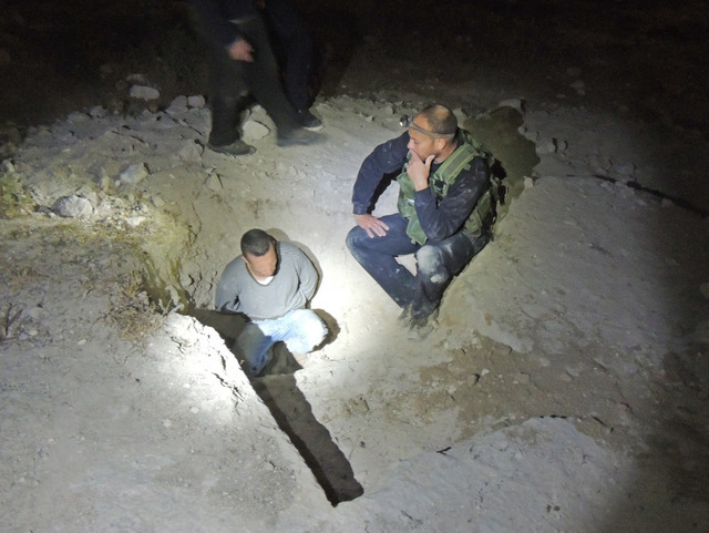 אחד מהחשודים שנתפסו (פניו טושטשו) בכניסה למערה העתיקה - צילום: היחידה למניעת שוד ברשות העתיקות