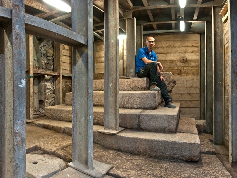 .ג'ו עוזיאל, מנהל שותף בחפירת רשות העתיקות, יושב על המבנה המדורג. צילום: שי הלוי, באדיבות רשות העתיקות