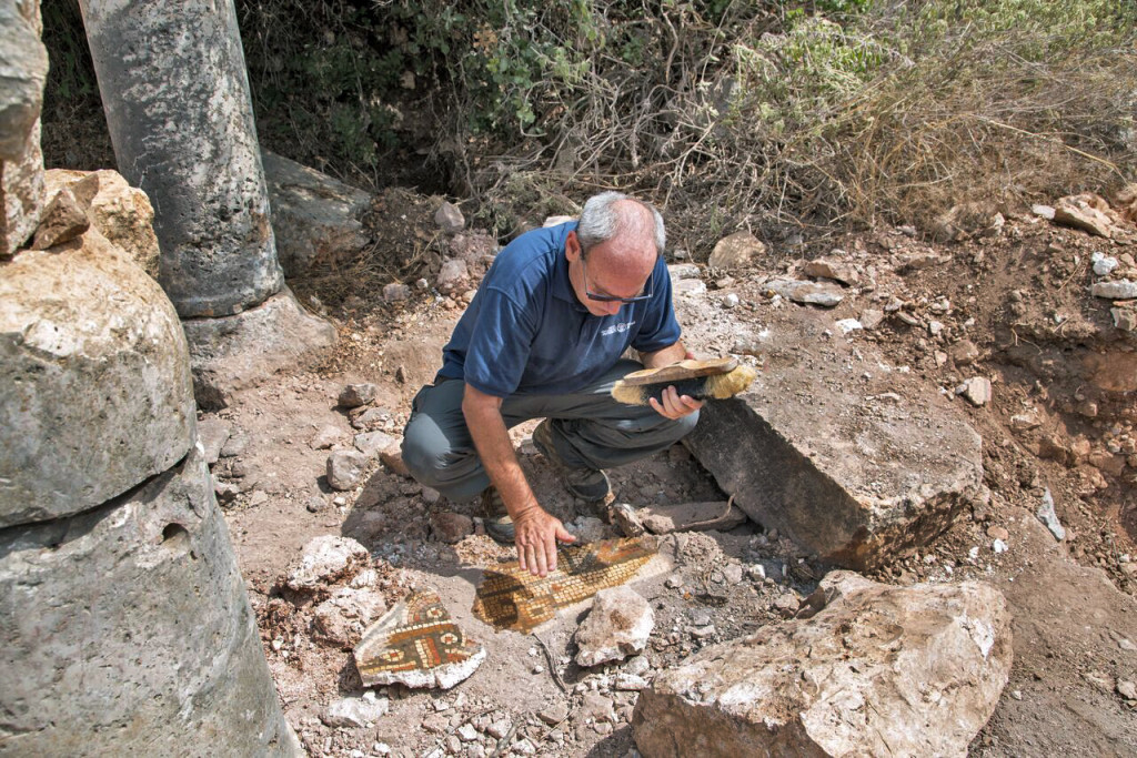 העתיקות אוספים את שברי הפסיפס שנותרו באתר. צילום: שמואל מגל