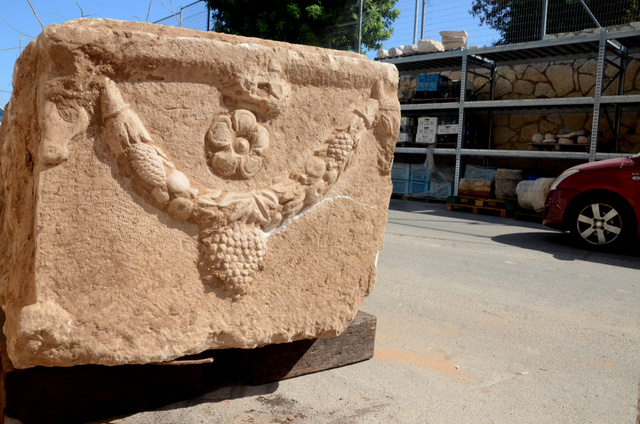 גוף הסרקופג שהוצא מהאדמה באתר בניה באשקלון - צילום: יולי שוורץ