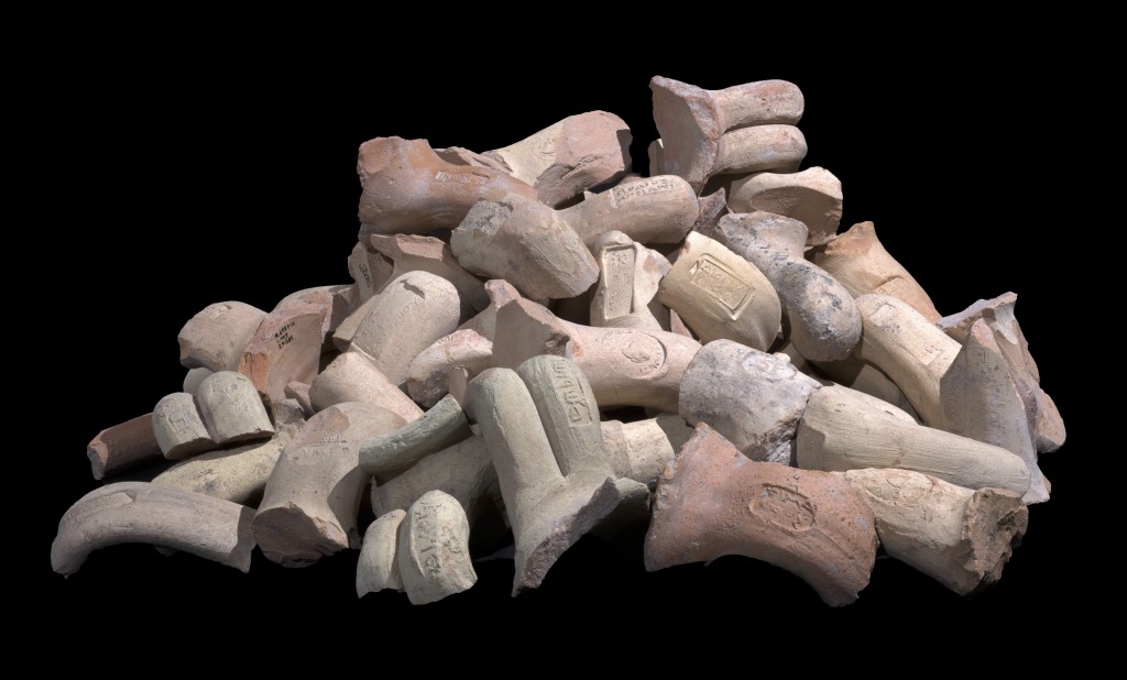שרידי ידיות קנקני יין ששימשו את יושבי המבצר. צילום: קלרה עמית
