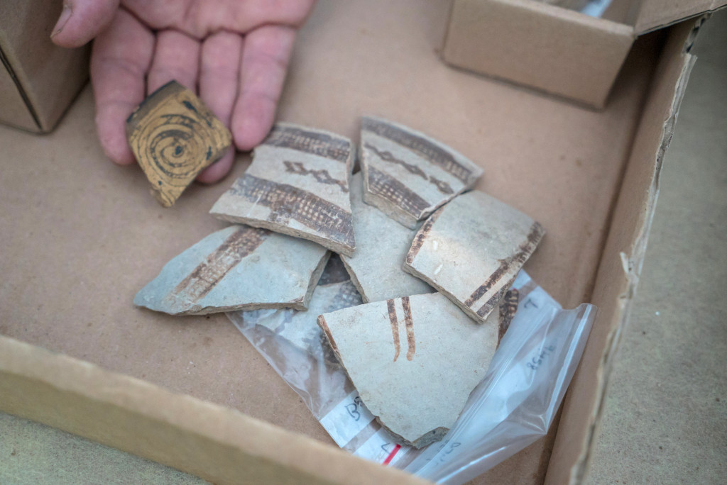 שברי כלי חרס מעוטרים שיובאו מקפריסין ומיוון לפני 3400 שנה. צילום: ערן גילוארג