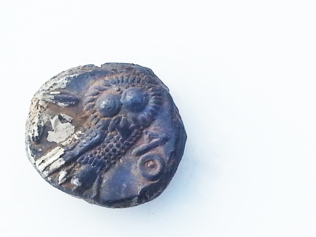 תמונת המטבע שנתגלה במבנה בית החווה, הנושא את דמות האלה אתנה. צילום: רשות העתיקות. צילום: רשות העתיקות