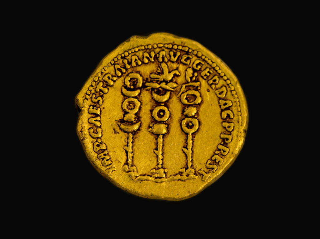 סמלי הלגיונות הרומיים לצד שמו של הקיסר טריאנוס. צילום: שמואל מגל, באדיבות רשות העתיקות