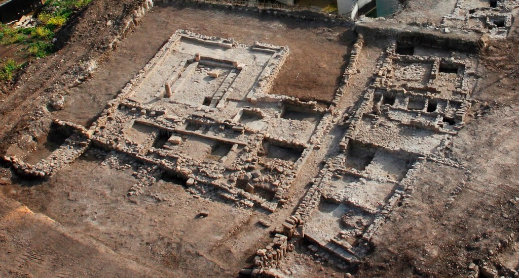 צילום אווירי של בית הכנסת שנחשף בחפירות רשות העתיקות במגדל. צילום: חברת SKYVIEW
