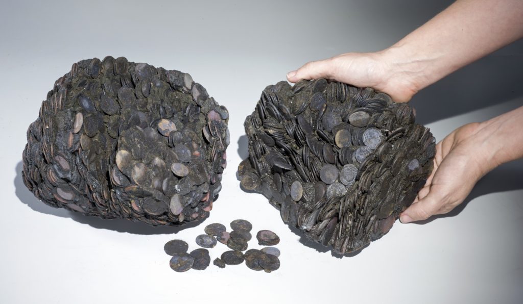 גושי המטבעות שנתגלו בים, במשקל כולל של כ-20 ק"ג. צילום: קלרה עמית, באדיבות רשות העתיקות
