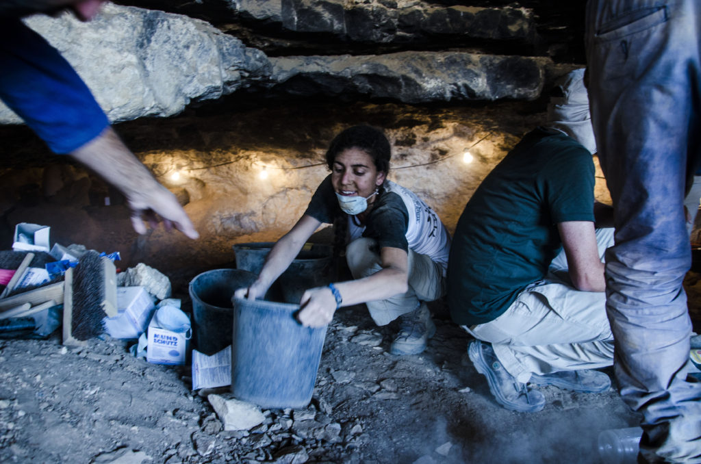 עבודות המתנדבים בחפירה הארכיאולוגית. צילום: יולי שוורץ