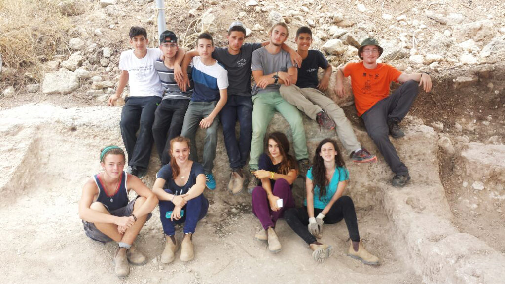 גם עבודה, גם ערכים. בני הנוער שעבדו הקיץ בחפירה הארכיאולוגית בשלומי. צילום: קרן קובלו-פארן