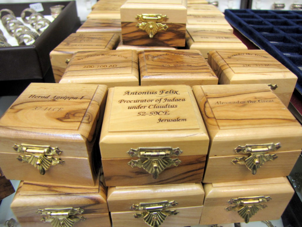 קופסאות מהודרות בהן נמכרו המטבעות. הקופסאות נושאות את שמות השליטים שטבעו את המטבעות, ובהם אלכסנדר הגדול, המלך הורדוס ועוד
