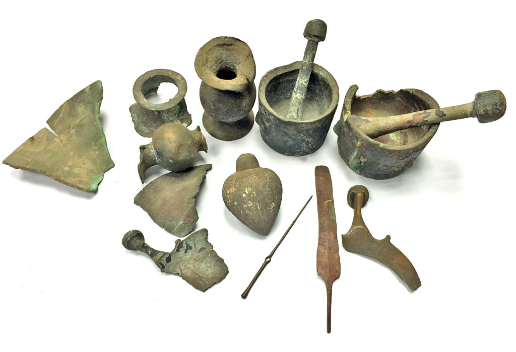 הממצאים העתיקים שנמשו מן הים ונמסרו לידי רשות העתיקות. צילום: דיאגו ברקן