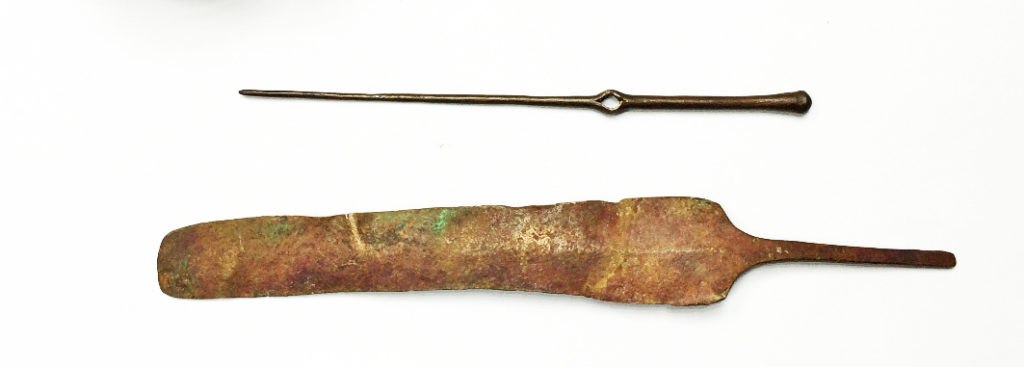 סיכת רכיסה וראש סכין בני כ-3500 שנה. צילום: דיאגו ברקן