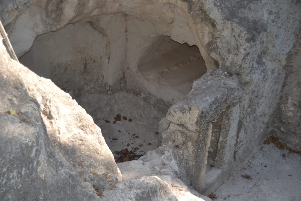 אולם הקבורה במערת יצחק זעירא בן שמעון - צילום: אפי אליאן