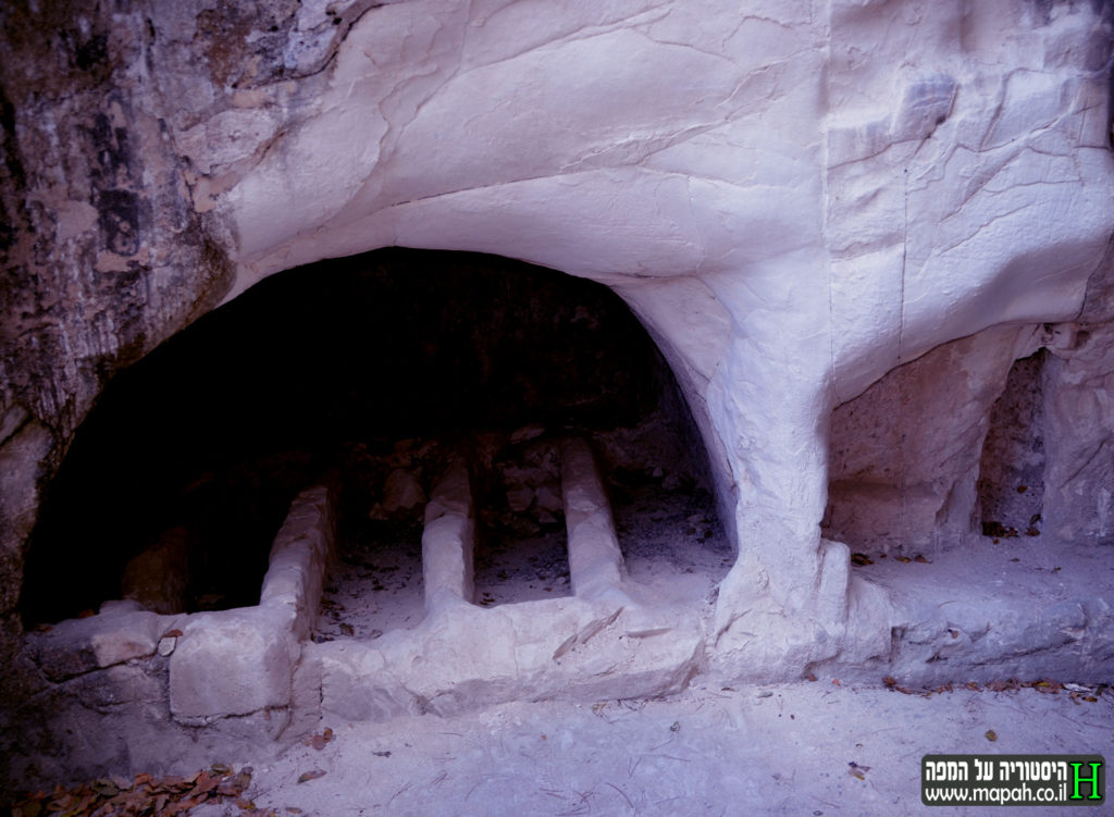 קברים מלבנים שנחצבו בשלב מאוחר יותר במערת הארון הבודד - צילום: אפי אליאן