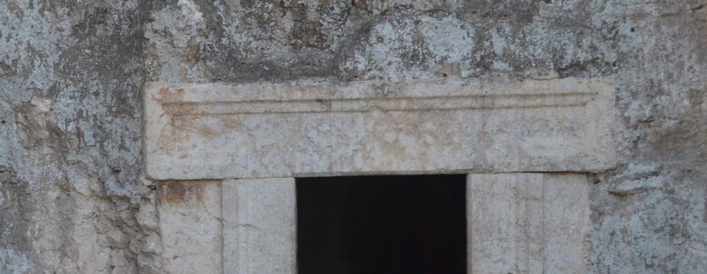 הכתובת היוונית מעל כניסת מערת הלולבים - צילום: אפי אליאן