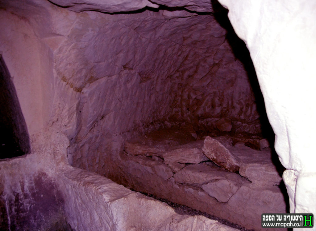 קברים חצובים בסלע מסוג שוקתים במערת הלולבים - צילום: אפי אליאן