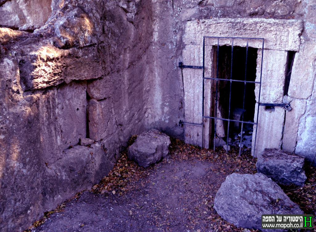 חצר מערכת הקבורה במערת "כאן נחה היקרה" - צילום: אפי אליאן