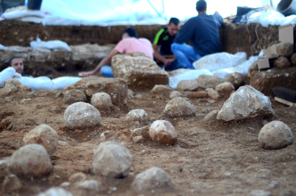 אתר החפירה במגרש הרוסים. על הרצפה ניתן לראות את אבני הקלע, עדות מוחשית לקרב שהשתרר כאן לפני 2000 שנה. צילום: יולי שוורץ