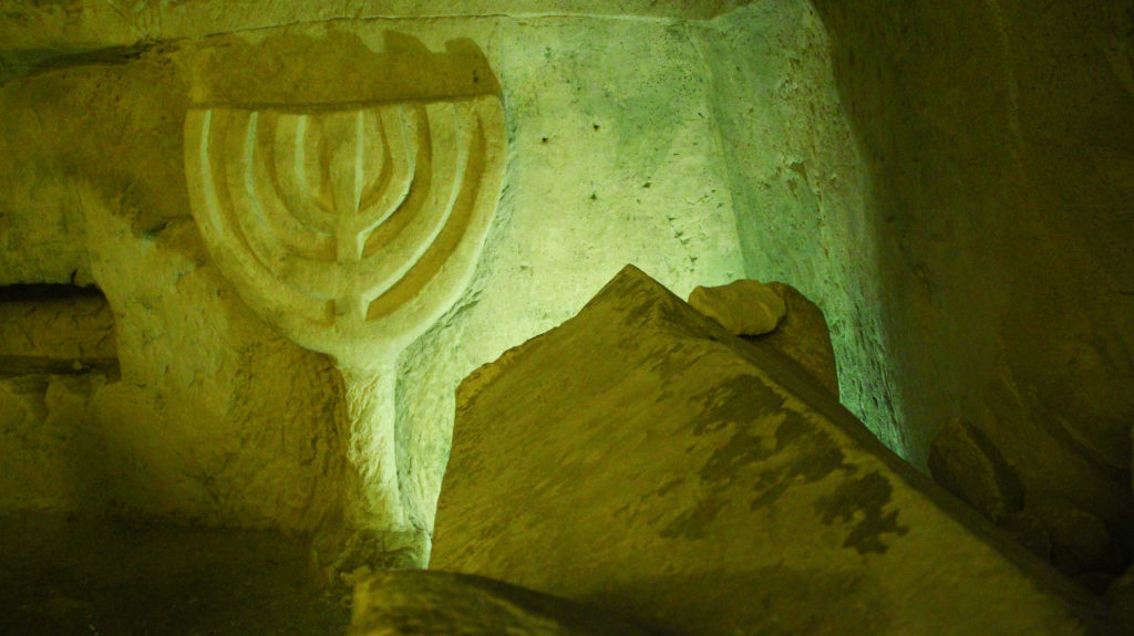 המנורה בכניסה למערת יהודי סוריה - צילום: Nis101